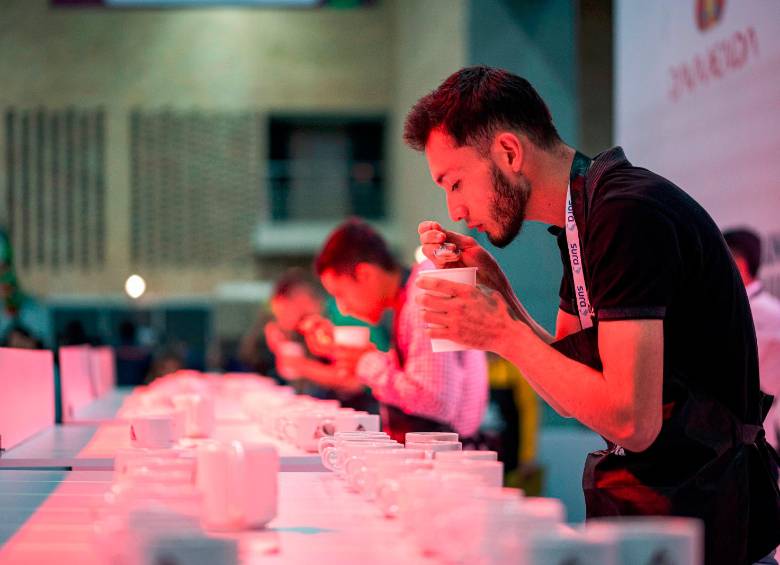 Una de las posibilidades de esta feria es aprender sobre la cata de café con profesionales. Foto: Cortesía