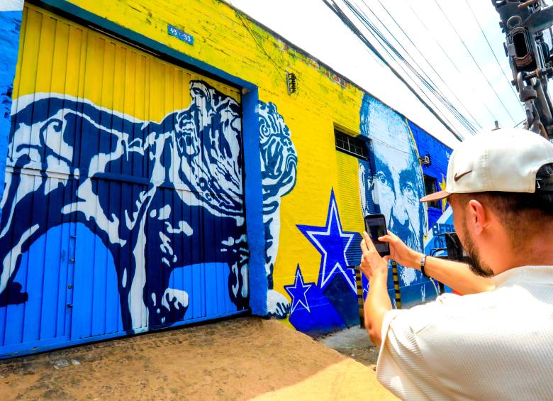 El reto de esta iniciativa es que el arte conviva con los oficios tradicionales y las familias que llevan décadas en el sector y que la gente recorra la zona. En la imagen el mural en homenaje a don Carlos Peláez. FOTO Esneyder Gutiérrez