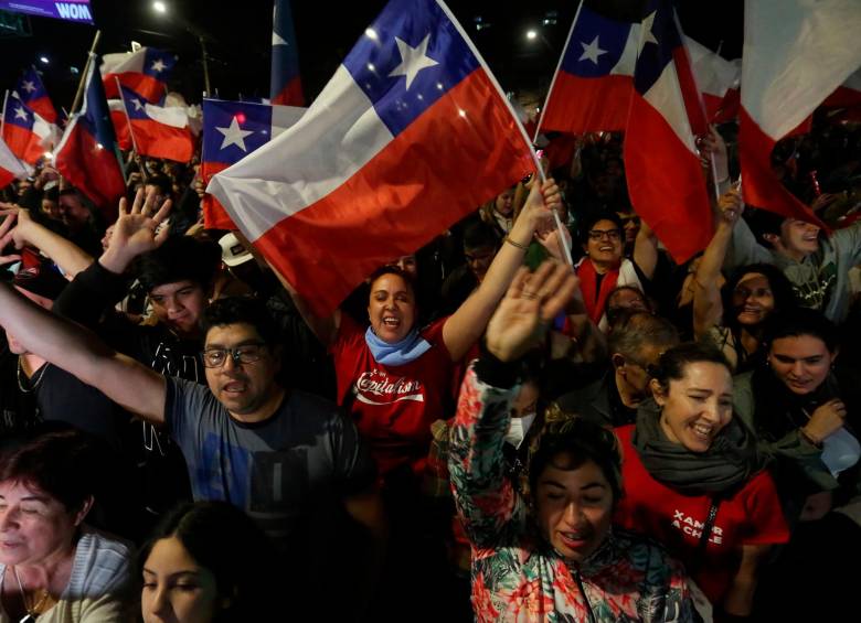 Los chilenos que estaban en contra del documento constitucional salieron a las calles a celebrar el resultado del plebiscito en la noche del domingo, el día del triunfo del “Rechazo”. FOTO EFE
