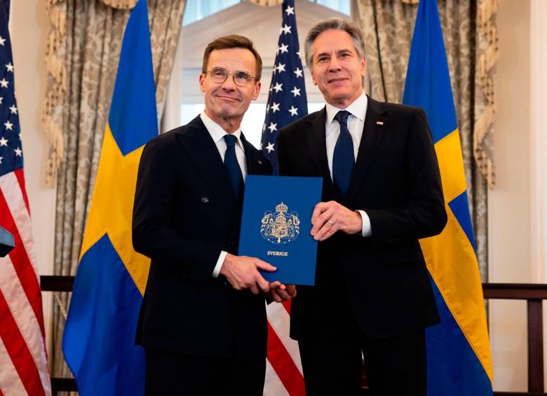 El primer ministro sueco, Ulf Kristersson, de visita en Washington, entregó en una ceremonia oficial al secretario de Estado estadounidense, Antony Blinken, los documentos que ratifican a su país como nuevo integrante de la OTAN. FOTO: Tomada de X (antes Twitter) @SecBlinken