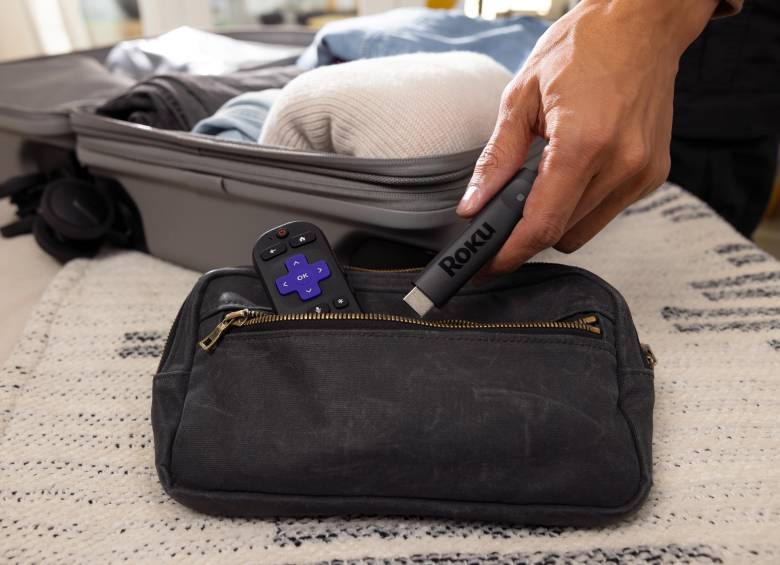 El Roku Streaming Stick Plus 2025, un dispositivo del tamaño de una memoria USB que se conecta directamente al puerto HDMI del televisor. FOTO cortesía