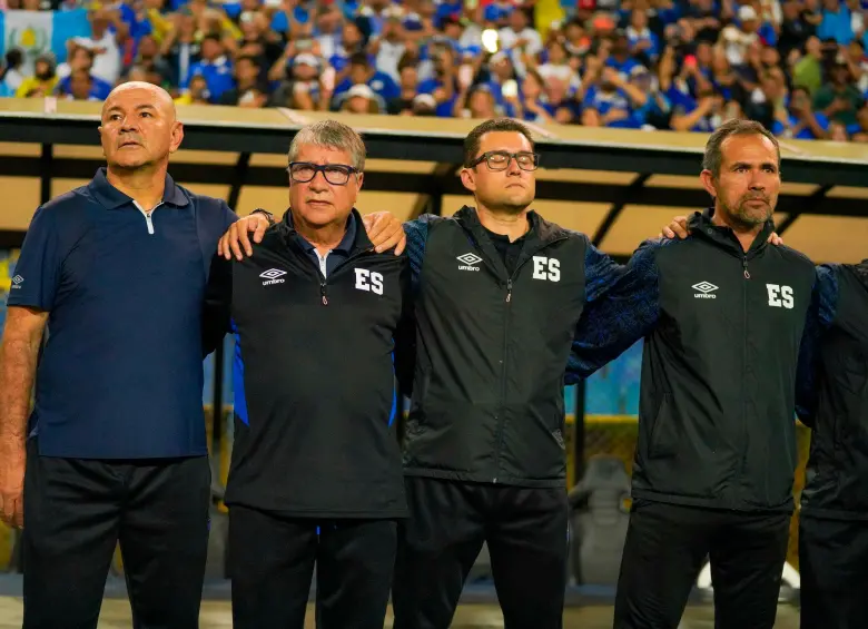 Hernán Darío Gómez y parte de su cuerpo técnico en la selección de El Salvador. FOTO TOMADA X@LaSelecta_SLV