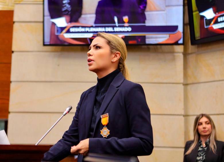 El pasado mes de noviembre, Angelly Moncayo fue condecorada con la ‘Orden del Congreso Colombiano en el grado de Caballero’ por su proyecto Asia Recovery, enfocado en generar conciencia sobre el síndrome de Asia. Foto Colprensa.