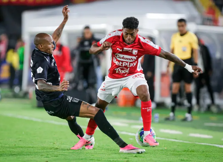Imágenes del partido entre América y Santa Fe, que tuvo disturbios en El Campín. FOTO COLPRENSA