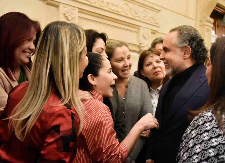 Aunque César Gaviria insiste en la independencia, la mayoría de la bancada apoya las reformas del Gobierno, aparentemente influenciada por el acceso a entidades clave. FOTO: Ministerio del Interior