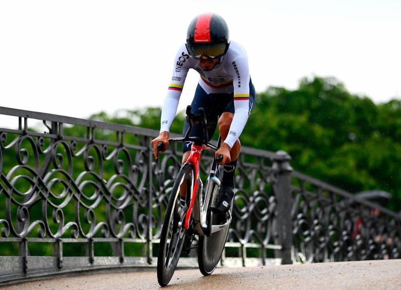 El ciclista colombiano Daniel Felipe Martínez perdió 21 segundos en la contrarreloj frente a Adam Yates y 19 respecto a Geraint Thomas, ambos compañeros en el equipo Ineos. FOTO GETTY