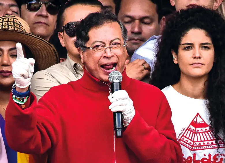 El presidente Gustavo Petro al lado de Yannai Kadamani, la ministra de Cultura, quien desciende de inmigrantes del Medio Oriente. FOTO colprensa