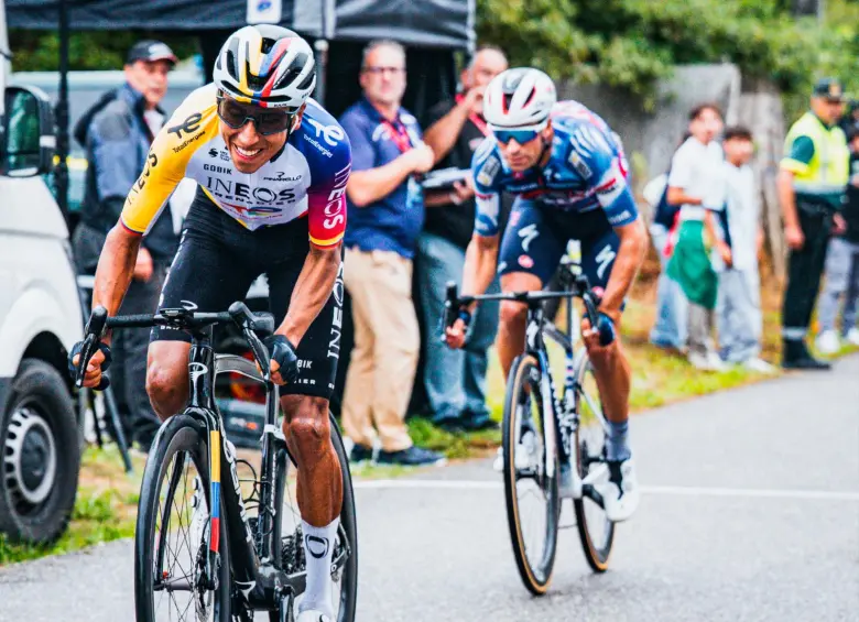 El ciclista colombiano Egan Bernal busca terminar entre los 10 mejores corredores de la ronda ibérica 2025 en la clasificación general. FOTO: TOMADA DEL X DE @LaVuelta