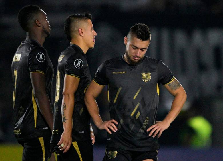 Las caras largas de los jugadores de Águilas tras la definición por penaltis ante Bragantino. FOTO AFP