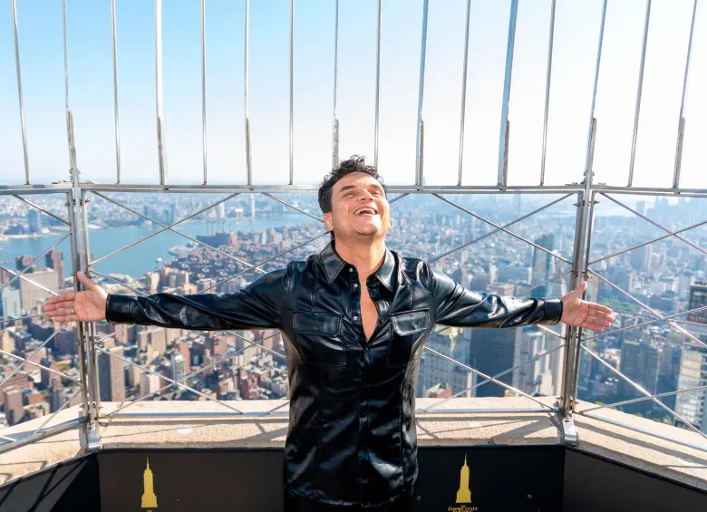 Silvestre Dangond comenzó la jornada recorriendo los observatorios en los pisos 86 y 102 de este icónico edificio y apreciando desde allí la vista de Nueva York. FOTO: Getty