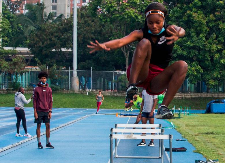 El deporte formativo y de élite de Colombia viene sufriendo grandes golpes tras las decisiones adoptadas por el Gobierno. No obstante, los atletas se siguen esforzando en las disciplinas que practican. FOTO Julio césar Herrera