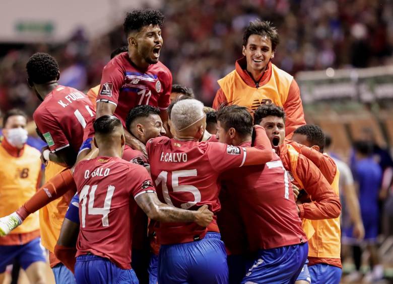 Los jugadores de la selección de Costa Rica celebran el tanto de Celso Borges con el que vencieron a Canadá (ya clasificó al Mundial) por la Eliminatoria de Concacaf. FOTO efe 