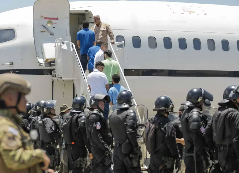 Los 252 migrantes venezolanos deportados y retenidos por Estados Unidos en el Centro de Confinamiento del Terrorismo (Cecot) de El Salvador, abordando una aeronave, en El Salvador, para ser liberados y enviados a Caracas. FOTO: Xinhua/Presidencia de El Salvador