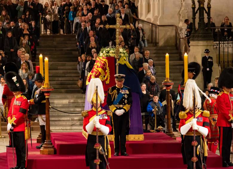 Durante los cuatro días previos al funeral han desfilado miles de personas por el ataúd de la reina Isabel II. FOTO: EFE