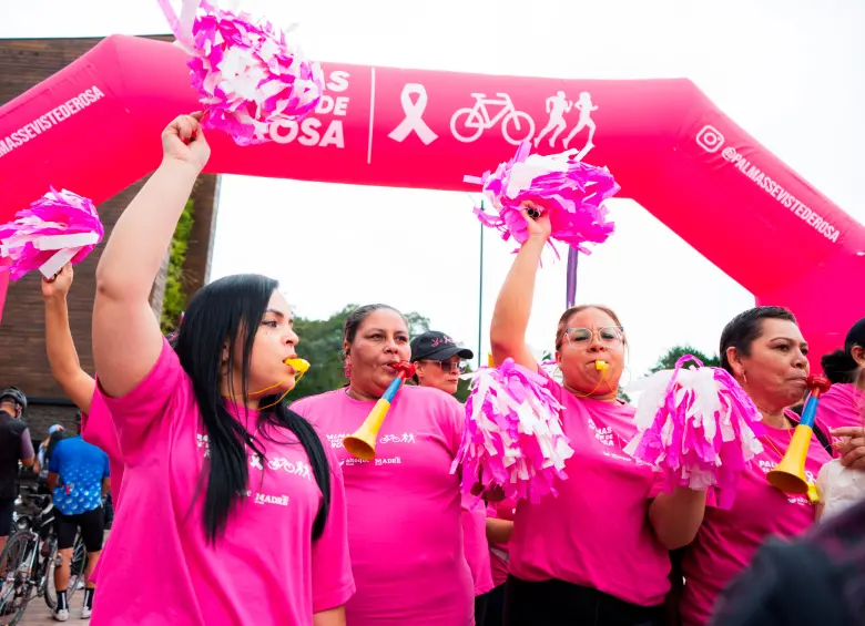 La barra de las sobrevivientes es un grupo de mujeres que superaron el cáncer de seno y alientan durante la carrera. Foto: Cortesía Ana Mareto. 