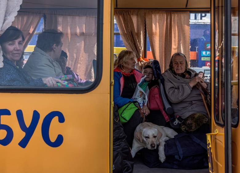 Ucranianos desplazados por el conflicto llegan al punto de evacuación en Zaporiyia. FOTO: EFE.
