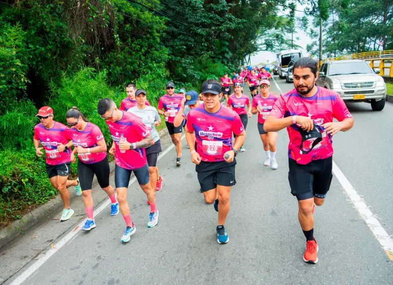 Tanto hombres como mujeres participan en la cita por la prevención de cáncer de seno. Foto: Cortesía Ana Mareto.