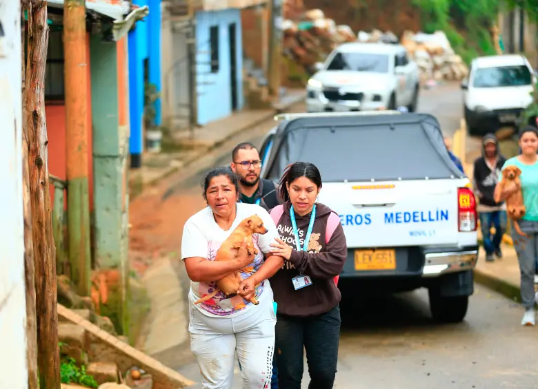 “Prácticamente la mamá y el bebé se nos murieron en los brazos”: testigos reconstruyen cómo fue el alud que enlutó a Medellín 