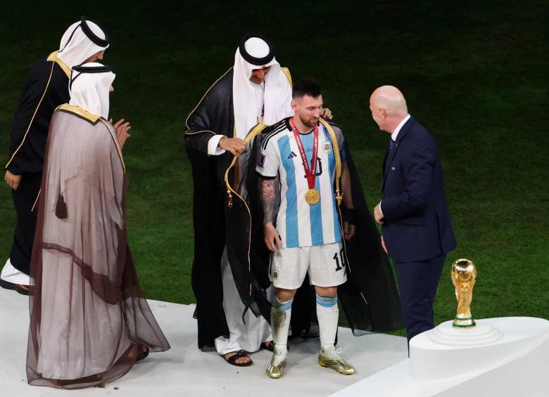 El emir de Qatar, Tamim bin Hamad Al Than, y el presidente de la Fifa, Gianni Infantin, le entregaron el trofeo a Messi. FOTO: EFE