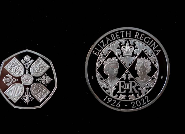 Esta moneda de 5 libras conmemorativa presenta dos nuevos retratos de la reina Isabel II. FOTO: CORTESÍA