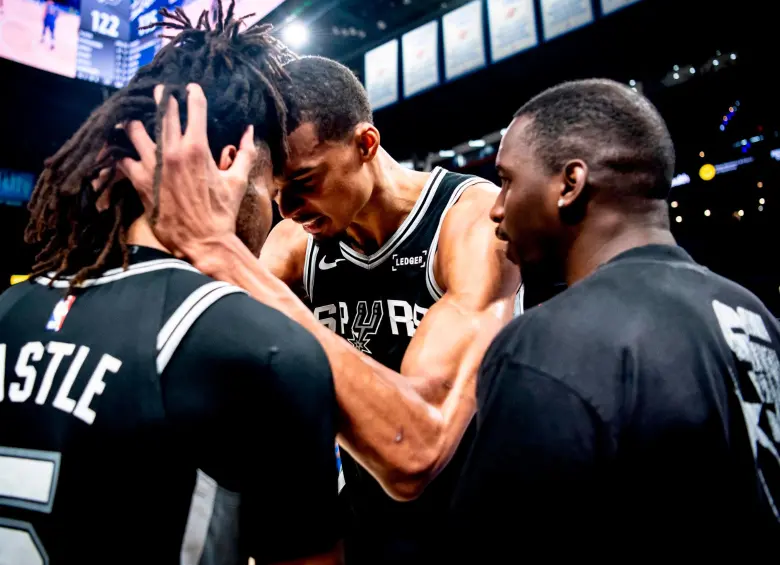 Victor Wembanyama celebrando con Stephon Castle tras ganar el juego 1 de las Finales del Oeste a OKC. FOTO: X SPURS