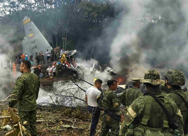El accidente del avión Hércules en Puerto Leguízamo, que dejó decenas de víctimas, desató tensiones entre el Gobierno y la comandancia de la Fuerza Aérea Colombiana. FOTO: AFP.