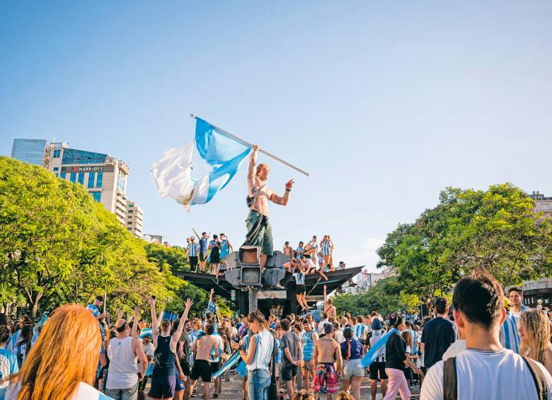 En Buenos Aires todos caminaron rumbo al Obelisco, lugar de celebraciones futbolísticas por excelencia. Se detuvo el servicio de metro y no había autobuses transitando por la calles.
