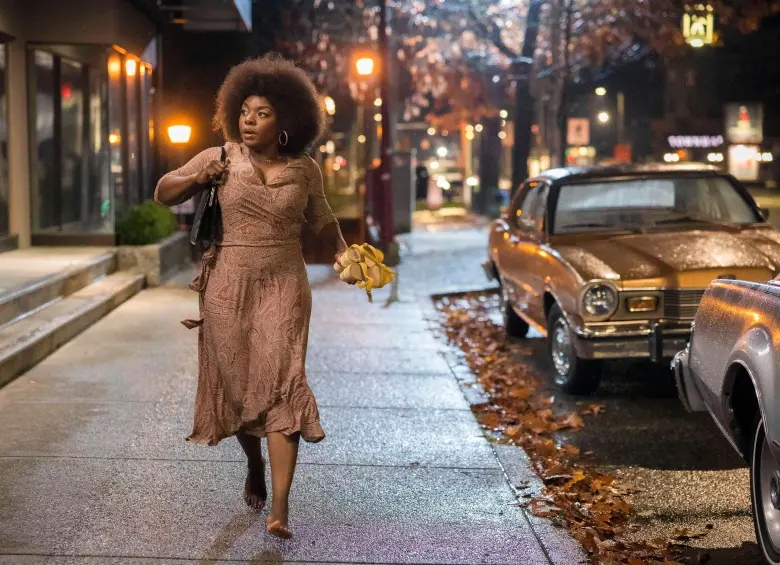 Joaquina Kalukango en el papel de Gloria Gaynor. FOTO Cortesía Lifetime