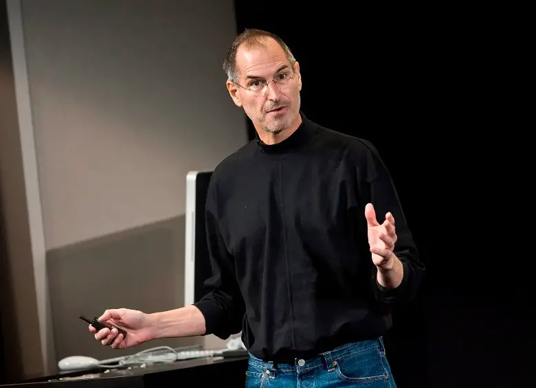 Steve Jobs durante una conferencia de Apple. Su visión no solo revolucionó la tecnología, también transformó la forma de contratar talento. FOTO: Getty