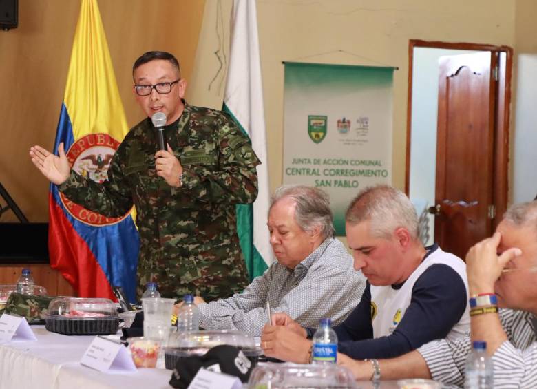 El consejo de seguridad realizado este miércoles en Santa Rosa de Osos estuvo encabezado por Andrés Julián Rendón, representantes de la Fuerza Pública y los mandatarios de Carolina del Príncipe, Gómez Plata y Yolombó, entre otras autoridades. Foto: Cortesía