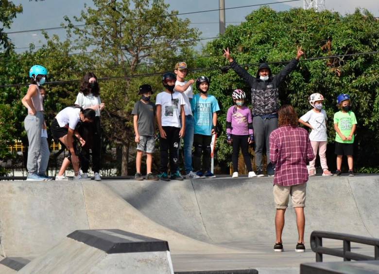 Las clases se realizan en diferentes parques de skate de la ciudad. FOTO Cortesía Parche Escuela