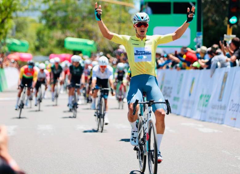 Wilmar Paredes cruzó la meta en Neiva con los brazos en alto y celebró su tercera victoria consecutiva en la Vuelta a Colombia-2026. FOTO CORTESÍA FEDECICLISMO