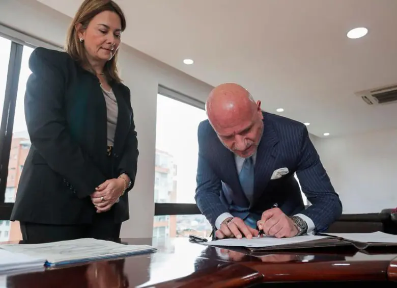 El director de la Adres, Iván Sánchez, durante su nombramiento y posesión ante la ministra Ana María Vesga. FOTO COLPRENSA