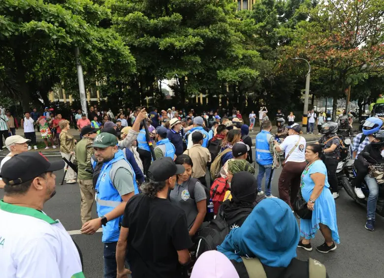 Por 10 minutos, los indígenas bloquearon la glorieta de La Alpujarra por el acceso de San Juan, lo que molestó a los motociclistas. FOTO: CAMILO SUÁREZ