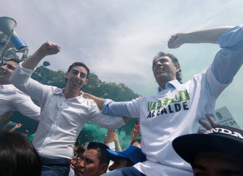 El candidato Juan Carlos Upegui y el exalcalde Daniel Quintero en un evento de campaña en Medellín. FOTO JAIME PÉREZ