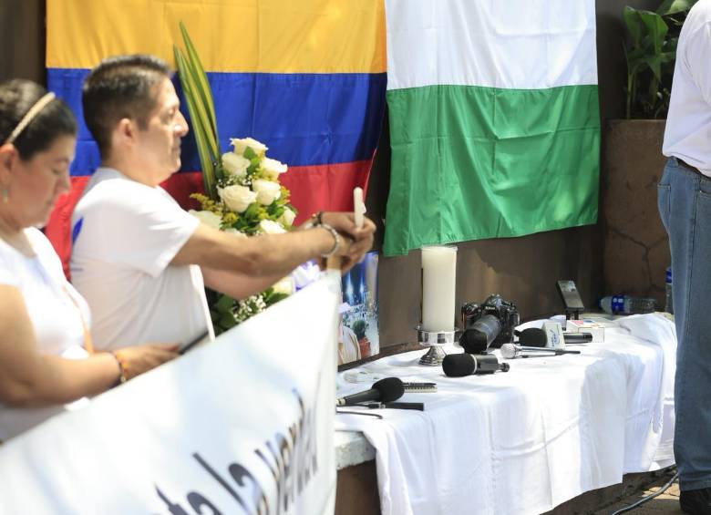 Banderas de Colombia y Antioquia acompañaron el homenaje realizado en Medellín al periodista Mateo Pérez Rueda, asesinado a los 24 años. Foto: Camilo Súarez