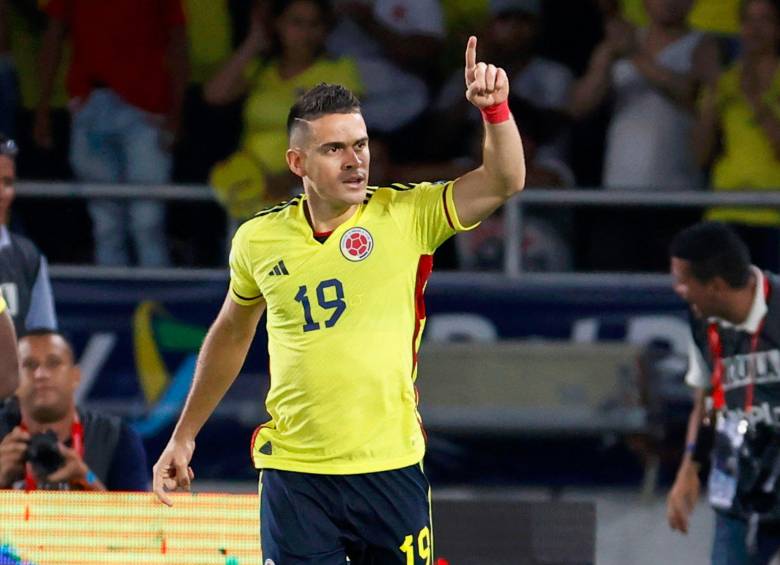 Rafael Santos Borré le dio la victoria de Colombia ante Venezuela.