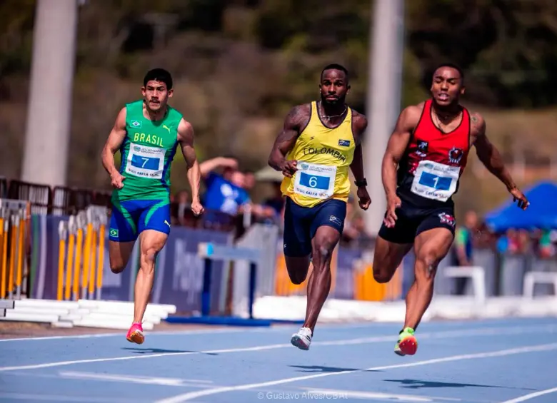 Pedro Ángel Agualimpia (centro), además de ser campeón bolivariano en relevo 4x100, también reinó, en dicha prueba (39,20), en el Prix Suramericano en Luque, Paraguay-2025. Foto Cortesía
