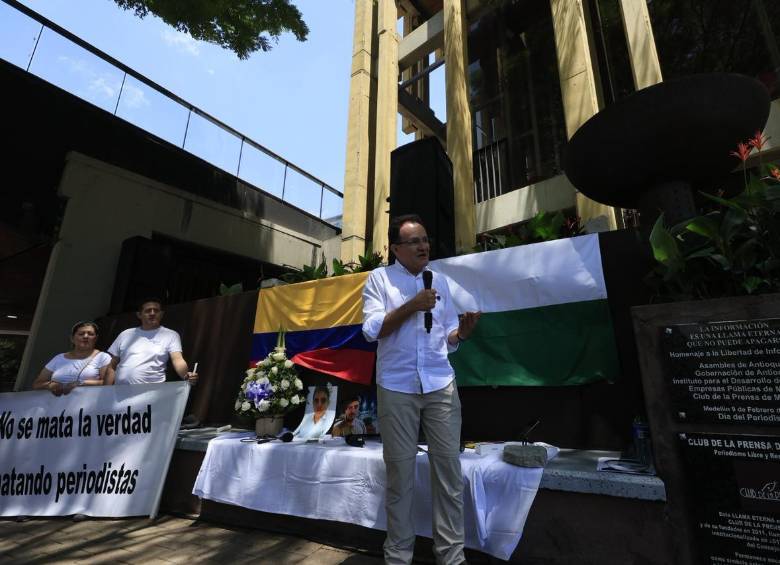 Frente a la Llama Eterna, colegas y ciudadanos recordaron la vida y el legado del periodista Mateo Pérez Rueda, asesinado en Briceño, Antioquia. Foto: Camilo Súarez