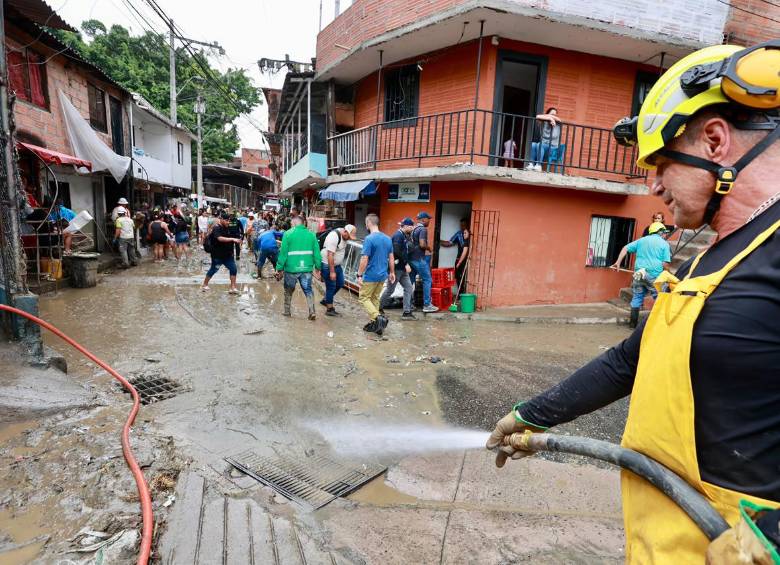 Diferentes organismos de emergencia llegaron al sector La Iguaná, en donde se concentran las mayores afectaciones. Foto: Manuel Saldarriaga