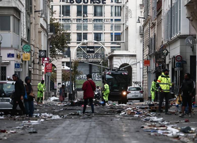 Francia evalúa los daños tras los disturbios y saqueos durante las protestas contra el costo de vida, que dejaron al menos 1.800 detenidos y 1.500 comercios afectados. FOTO: AFP. 