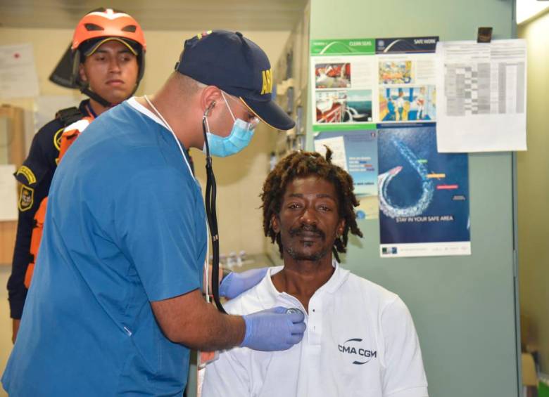 Elvis Francois, de 47 años y de nacionalidad Dominica, pasó casi un mes en aguas del mar Caribe totalmente desorientado. Logró ser rescatado tras hacer contacto con un avión que sobrevolaba la zona. FOTO Cortesía