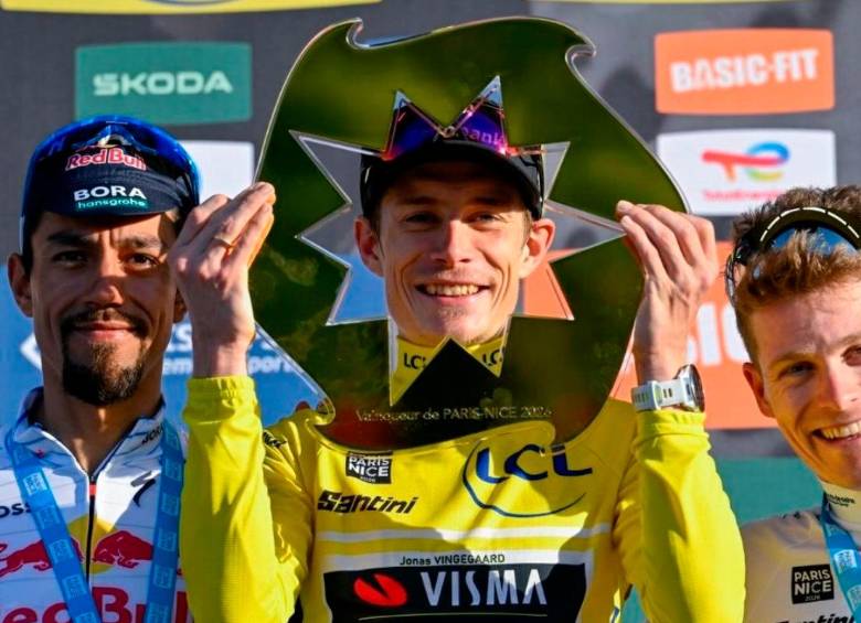Así quedó conformado el podio de la París-Niza 2026: Jonas Vingegaard, en el centro; Daniel Felipe Martínez, a su izquierda, y Georg Steinhauser, a la derecha. FOTO Team Visma/Lease a Bike