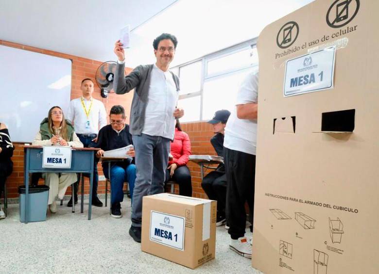 Iván Cepeda fue elegido candidato oficial del Pacto Histórico tras ganar su consulta interna. Se hizo a 1,5 millones de votos, consolidando así su liderazgo dentro del petrismo. Sin embargo, su candidatura enfrenta incertidumbre jurídica. FOTO: COLPRENSA