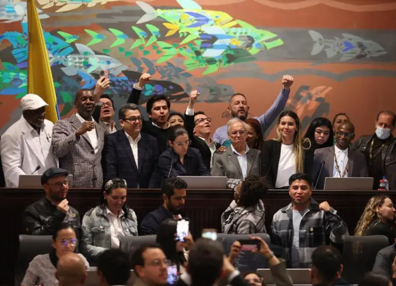 El 14 de junio del 2024, en medio de un duro enfrentamiento y a punto de pupitreo la plenaria de la Cámara aprobó la reforma pensional.