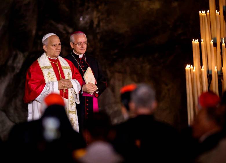 El papa León XIV reza el Rosario junto al arzobispo italiano Diego Ravelli en la Gruta de las Apariciones de Massabielle, en el Santuario de Nuestra Señora de Lourdes. Foto: AFP
