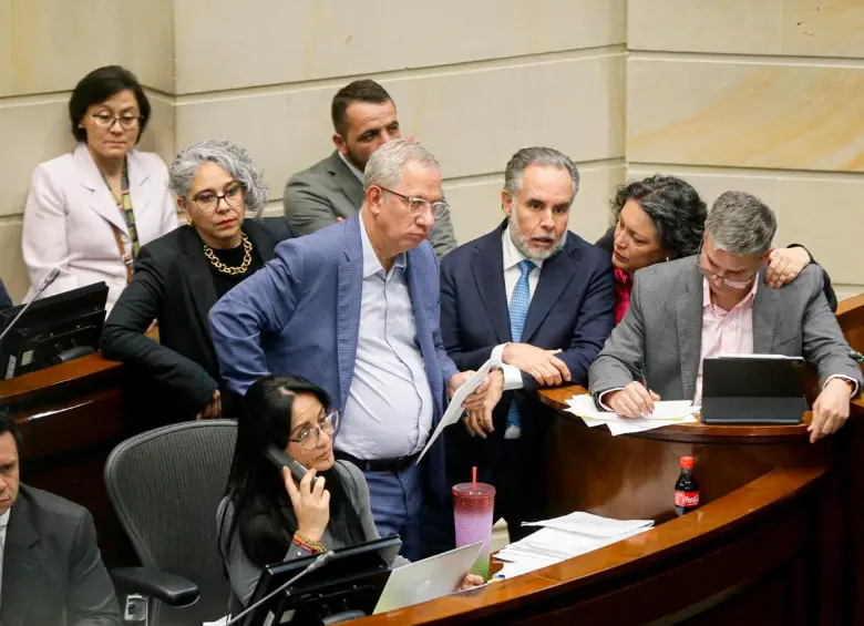 Diez horas de debate y sin descanso se llevaron a cabo en la plenaria del Senado, para aprobar la reforma laboral. FOTO colprensa