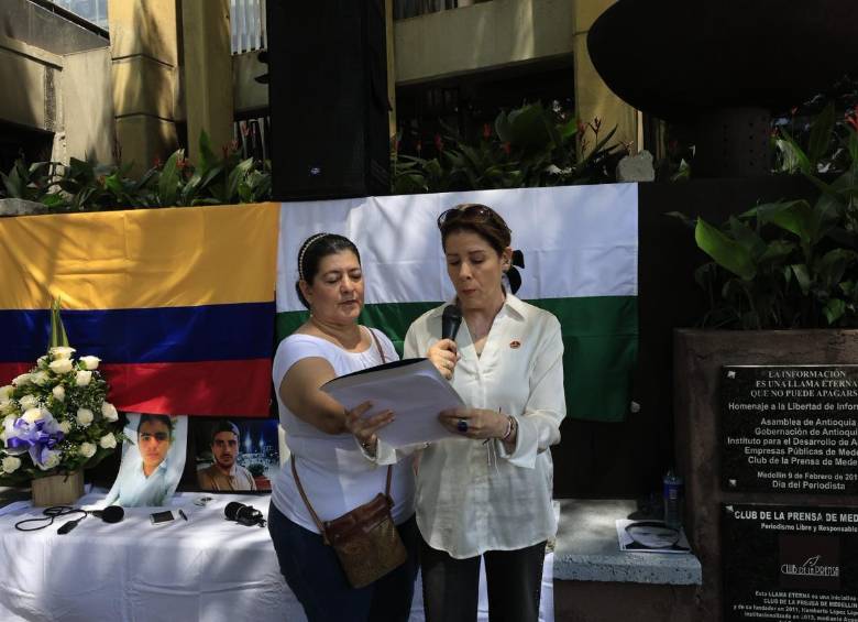 Periodistas y comunicadores se reunieron en Medellín para rendir homenaje a Mateo Pérez Rueda y exigir garantías para el ejercicio periodístico en Colombia. Foto: Camilo Súarez