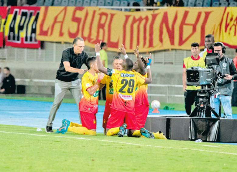Deportivo Pereira se clasificó a la Copa Sudamericana por reclasificación (séptimo lugar). El técnico Alejandro Restrepo comparte una celebración con los jugadores. FOTO colprensa