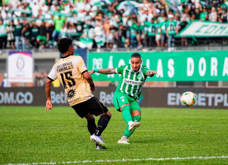 Cristian Arango salió del duelo ante Águilas tras perder el conocimiento en un choque de cabezas con el defensor Diego Hernández. FOTO COLPRENSA 